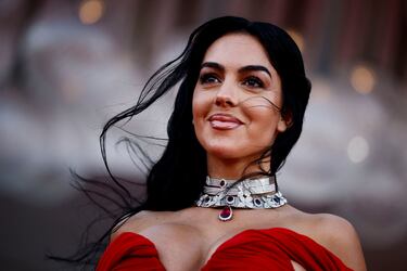 Georgina Rodríguez durante la alfombra roja de la 80ª edición del Festival de Venecia. El vestido que llevaba la influencer se inspiraba claramente en el que llevó Vivian Ward (Julia Roberts) para ir por primera vez a la ópera con Edward Lewis (Richard Gere).