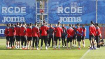 Galca, dando instrucciones a la plantilla, esta semana en Sant Adrià.