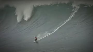 Axi Muniain en Belharra, entre olas gigantes. 