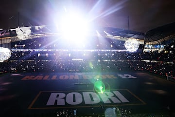 Emotivo homenaje del Manchester City a Rodri en el Etihad Stadium por su Balón de Oro.