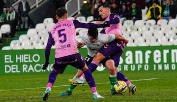 Buñuel, del Tenerife, y Aldasoro, del Racing, en una acción en la que los cántabros pidieron penalti.