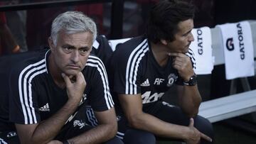 Head coach JosxE9 Mourinho (L) of Manchester United looks on during their International Champions Cup (ICC) football match against Barcelona on July 26, 2017 at the FedExField, in Landover, Maryland. / AFP PHOTO / Brendan SMIALOWSKI
