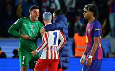 Musso, Griezmann y Koke celebran la clasificación para la final de la Copa del Rey.