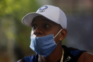 El atleta colombiano no ha podido volver a las pistas y ha tenido que entrenar en las calles de Medellín para no perder su estado físico. "La calle es mi pista", le aseguró a AS Colombia.