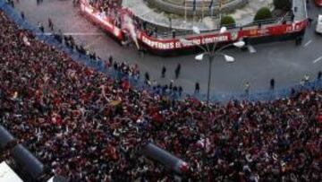 <b>EUFORIA. </b>La afición junto al equipo en la fiesta por la Europa League. En agosto puede llegar otro título continental.