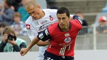 Zidane casi ejerce de consejero de Florentino. Al menos, ya se siente parte del Real Madrid y así se desprende de unas declaraciones suyas que aparecen en el diario belga 'De Morgen', en las que muestra su predilección por Eden Hazard, mediapunta de 18 años que juega en el Lille francés: "Me llevaría a Hazard al Madrid con los ojos cerrados", declara Zinedine.