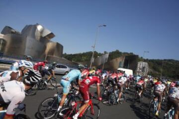 El pelotón en la salida de la etapa en Bilbao.