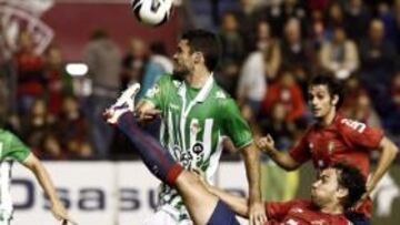 Jorge Molina y Arribas pelean por un balón durante el partido.