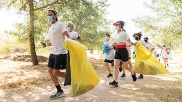 Chema Martínez, durante la acción de plogging, modalidad que alterna la carrera y la recogida de residuos, en el Monte de El Pardo dentro de la iniciativa Healthy Cities de Sanitas.