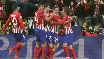 Los jugadores del Atleti celebran el gol de Giménez.
