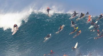 Las buenas condiciones de las playas hawaianas para la pr ctica del surf hace que a menudo se produzcan escenas como esta, con infinidad de surfistas cabalgando una misma ola. Entre ellos se encuentra el ¡dolo local Flynn Novak, en un entrenamiento para el evento Vans 2023 Pipeline Masters en Haleiwa, la costa norte de Oahu.