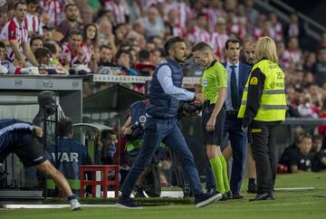 Tras una jugada entre Iñigo Martínez y Sangalli, el VAR actuó y decretó penalti a favor de la Real y amarilla al jugador vizcaíno.