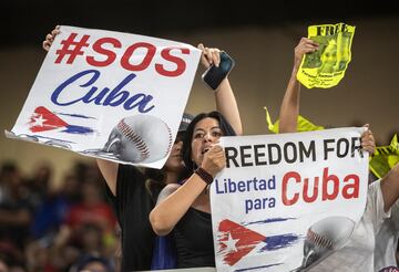 Miami (Usa), 19/03/2023.- Activists against the Cuban government protest during the 2023 World Baseball Classic semifinal game between USA and Cuba at loanDepot park, in Miami, Florida, USA, 19 March 2023. (Protestas, Estados Unidos) EFE/EPA/CRISTOBAL HERRERA-ULASHKEVICH
