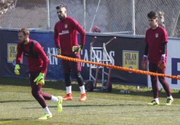 Los porteros del Atlético de Madrid. Oblak recibió el alta médica y entró en la convocatoria.
