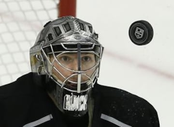 El portero de los Angeles Kings Jonathan Quick mira atentamente el disco.