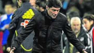 <b>REPASO A TODO. </b>Marcelino, en un gesto de descepción durante el partido frente al Rayo.
