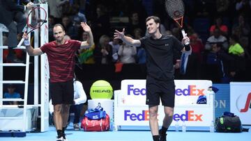El brasileño Bruno Soares (i) y el británico Jamie Murray celebran al vencer al brasileño Marcelo Melo y el croata Iván Dodig hoy, jueves 17 de noviembre de 2016, durante las finales de dobles del torneo ATP World Tour en O2 Arena en Londres (R.Unido).