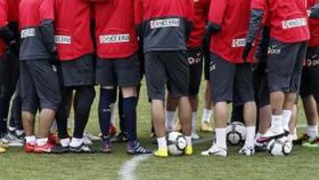 <b>TOCADOS. </b>Quique alecciona a sus hombres durante una sesión de entrenamiento. Muchos de ellos dan muestra de llegar asfixiados a la recta final.