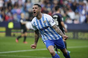 El interior zurdo subió del juvenil al filial para jugar en Tercera División. Durante la temporada 2016-17 disputaría los play-off de ascenso a Segunda División con el Atlético Baleares. Encontraría estabilidad en el Nàstic de Tarragona en la categoría de plata. Tras un breve paso por el Lugo y Málaga, llegaría al Elche para jugar en LaLiga.