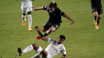 El futbolista mexicano no pudo continuar y abandon&oacute; el terreno de juego en los minutos finales del partido por una aparente dolencia muscular.