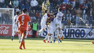 El jugador de Bryan Rojas de Santa Cruz  celebra con sus compa&ntilde;eros luego de convertir un gol contra Cobreloa .