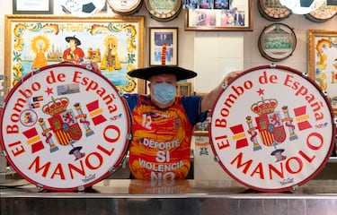 Manolo posa en su bar con sus bombos en plena pandemia del Covid-19 en mayo de 2020. 
 