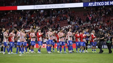 Los jugadores del Atlético festejan con su afición el triunfo ante el Athletic.