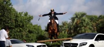 El jinete español Francisco Gavino salta durante una exhibición en Sevilla para promocionar un concurso dedicado a los caballos anglo-árabes.