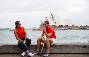 Paula Badosa se ríe junto con Rafa Nadal durante la United Cup de 2023 en Sídney.