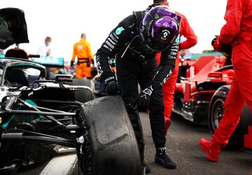 Una carrera sin mucha historia acabó por todo lo alto: los Pirelli sucumbieron a una estrategia arriesgada de los equipos, que quisieron superar las enormes Fuerzas G de Silverstone con un solo cambio de neumáticos. Al final, varios juegos reventaron. Entre ellos, el neumático delantero izquierdo de Lewis Hamilton, que era líder en la penúltima vuelta. Se arrastró como pudo el británico con el Mercedes, a la pata coja, y ganó la carrera con tres ruedas porque Red Bull cometió un grave error: pararon a Verstappen para que fuera a por la vuelta rápida y regalaron 25 segundos que no pudieron recuperar frente a un coche tullido. Bottas también reventó, y Sainz, que hubiera sido cuarto y se quedó sin puntos. 