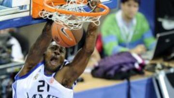 Jeleel Akindele en un partido contra el Real Madrid vistiendo la camiseta del Montepaschi Siena en 2011.