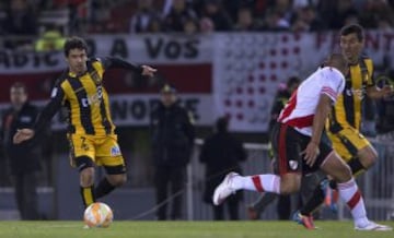 Primer plano del juego de semifinal entre River y Guaraní