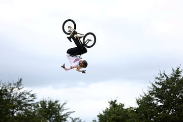 No, el editor gráfico no se ha equivocado y ha puesto la fotografía del revés. Se trata de la pirueta en la actuación del británico Shaun Gornall durante su participación en los Campeonatos Mundiales UCI 2023 de BMX en Glasgow Green (Escocia). Esta disciplina del ciclismo tiene por objetivo realizar acrobacias.