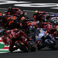 Márquez tampoco acaba una carrera que gana Bagnaia