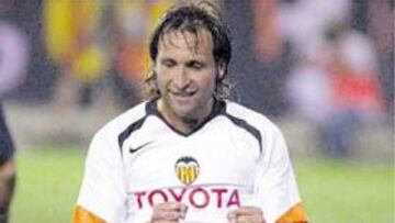 <b>POLIVALENTE. </b>Rufete, en acción con el Valencia.