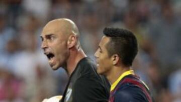 El portero argentino del Málaga Willy Caballero (i) y el chileno Alexis Sánchez, del FC Barcelona