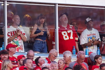 La cantante nacida en West Reading, un borough ubicado en el condado de Berks en el estado estadounidense de Pensilvania, ha vuelto a las gradas del Arrowhead Stadium para apoyar una temporada más a su novio, Travis Kelce y su amigo Patrick Mahomes durante el duelo entre Kansas City Chiefs y los Baltimore Ravens.