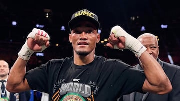 Alberto Puello posa con el cinturón.