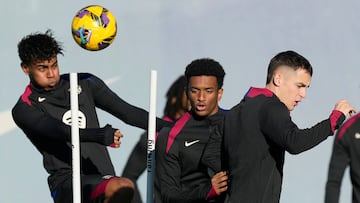 GRAFCAT1468. SANT JOAN DESPÍ (BARCELONA), 29/11/2024.- Los jugadores del FC Barcelona Lamine Yamal, Alejandro Balde (c) y Marc Casadó (d) durante el entrenamiento del equipo blaugrana este viernes en las instalaciones de la Ciudad Deportiva Joan Gamper para preparar el partido de LaLiga que mañana disputarán ante Las Palmas. EFE/Enric Fontcuberta.