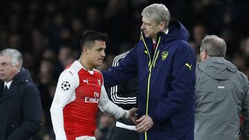 Alexis deja el campo sin mirar a Wenger en Londres.