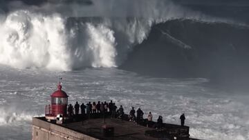Varios espectadores contemplan desde el faro de Nazaré la ola gigante que rompe justo delante suyo gracias al swell del huracán Epsilon, el día 29 de octubre del 2020.