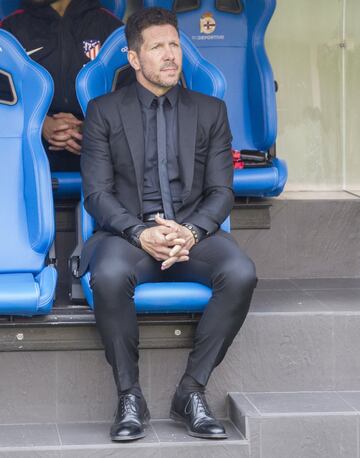 Simeone en el banquillo.