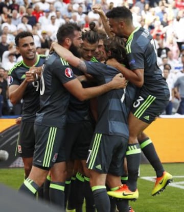 Celebración del gol de Bale que adelanta a Gales. 