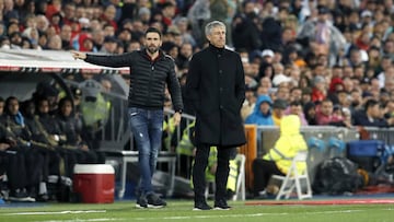 Sarabia, detrás de Setién durante el Clásico del Bernabéu.