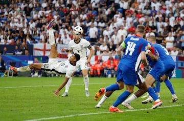En el minuto 94, el futbolista del Real Madrid se saca un chilena de la manga para empatar el encuentro en la última jugada para forzar la prórroga y evitar un nuevo desastre en octavos de final  para Inglaterra.
