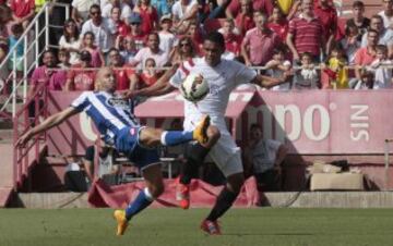 Bacca intenta llevarse el balón. 


