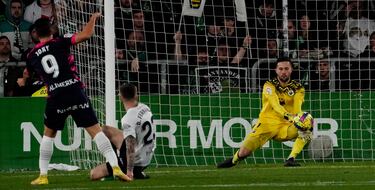 El Racing sale del descenso tras su victoria ante el Sporting. Un encuentro en el que Miquel Parera completó seis paradas para dejar su portería a cero. A destacar, una sobre la línea en un lanzamiento de falta. El manacorí ha echado el cerrojo en diez partidos de esta temporada.
