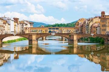 Cuando alguien pasa por un puente no espera encontrar un mercado o un centro comercial en él. Pero hace muchos años esto era algo habitual, incluso se situaban casas en el segundo nivel. Uno de los mejores ejemplos de estos puentes es el Ponte Vecchio de Florencia, un puente medieval sobre el río Arno. El Ponte Vecchio es el único de su clase en Florencia que sobrevivió a la Segunda Guerra Mundial. Además de sus casas colgantes, algo que caracterizó el puente durante años, fue la cantidad de candados colocados en este como señal de amor.
Sus medias son 67 metros de largo y 32 metros de ancho. 