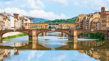 Cuando alguien pasa por un puente no espera encontrar un mercado o un centro comercial en él. Pero hace muchos años esto era algo habitual, incluso se situaban casas en el segundo nivel. Uno de los mejores ejemplos de estos puentes es el Ponte Vecchio de Florencia, un puente medieval sobre el río Arno. El Ponte Vecchio es el único de su clase en Florencia que sobrevivió a la Segunda Guerra Mundial. Además de sus casas colgantes, algo que caracterizó el puente durante años, fue la cantidad de candados colocados en este como señal de amor.
Sus medias son 67 metros de largo y 32 metros de ancho. 