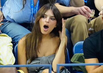 Emily Ratajkowski durante la final del US Open entre Novak Djokovic y Daniil Medvedev en el USTA Billie Jean King National Tennis Center.